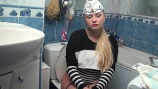 Пухленькая девка пописяла и покакала перед скрытой камерой в собственном туалете