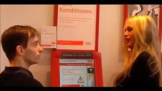 Помог грудастой блондинке разобраться с терминалом и получил минет в награду