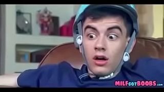 Грудастая мамочка соблазнила молодого друга сына и отсосала до спермы