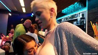 Толпа лесбиянок танцует и мастурбирует в клубе на публике