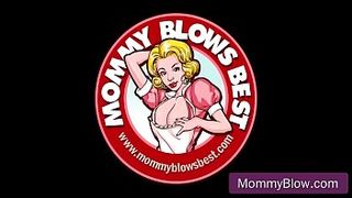 Мамашка с гиганскими дойками делае минет сыну в гостиной и глотает сперму