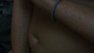 Жена с маленькими сиськами записывает на камеру мастурбацию