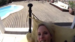 Блондинка в чёрном платье трахается с новым знакомым в отпуске