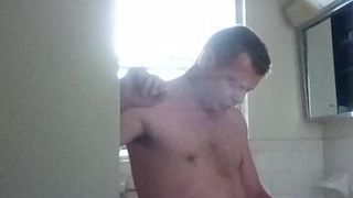 Тёлка в ванной делает начальнику мужа массаж простаты и вылизывает ему задницу