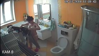 Муж и жена расхаживают голышом в ванной комнате