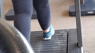 Парень снимает на камеру телефона понравившуюся толстуху в спортивном клубе