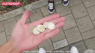 Парень за деньги дал молодой девке пососать пенис и оттрахал её в бритую пизду